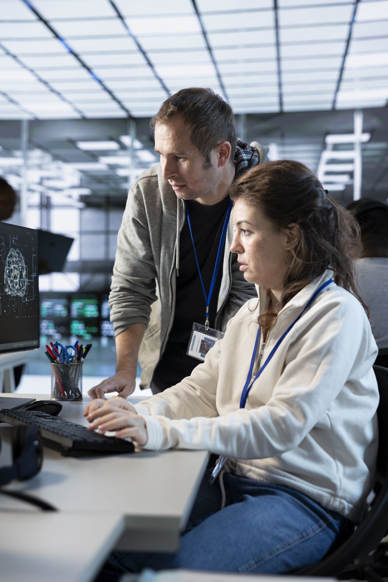 Equipo técnico resolviendo una incidencia frente a un monitor