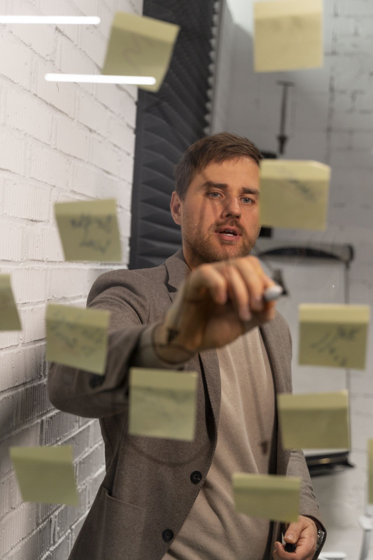 Consultor mapeando procesos de negocio sobre un panel de notas