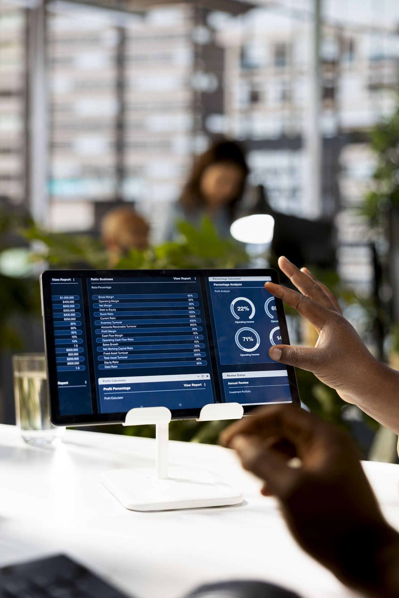 Tablero de indicadores de gestión en una tablet durante una reunión